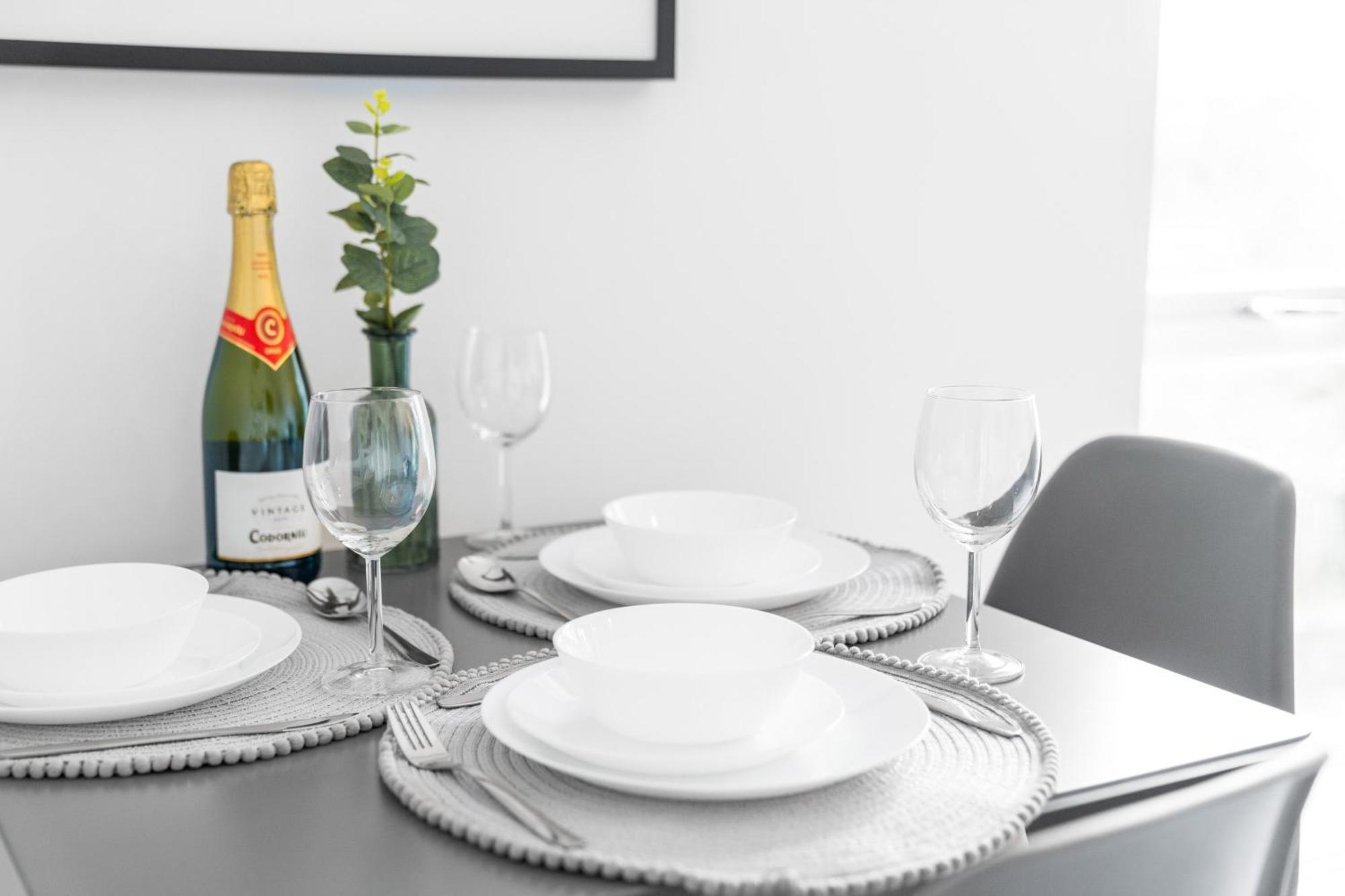New 2 Bedroom Deluxe Apartment - Parking - Wifi & Netflix - Top Rated - 50C Cradley Heath Dış mekan fotoğraf