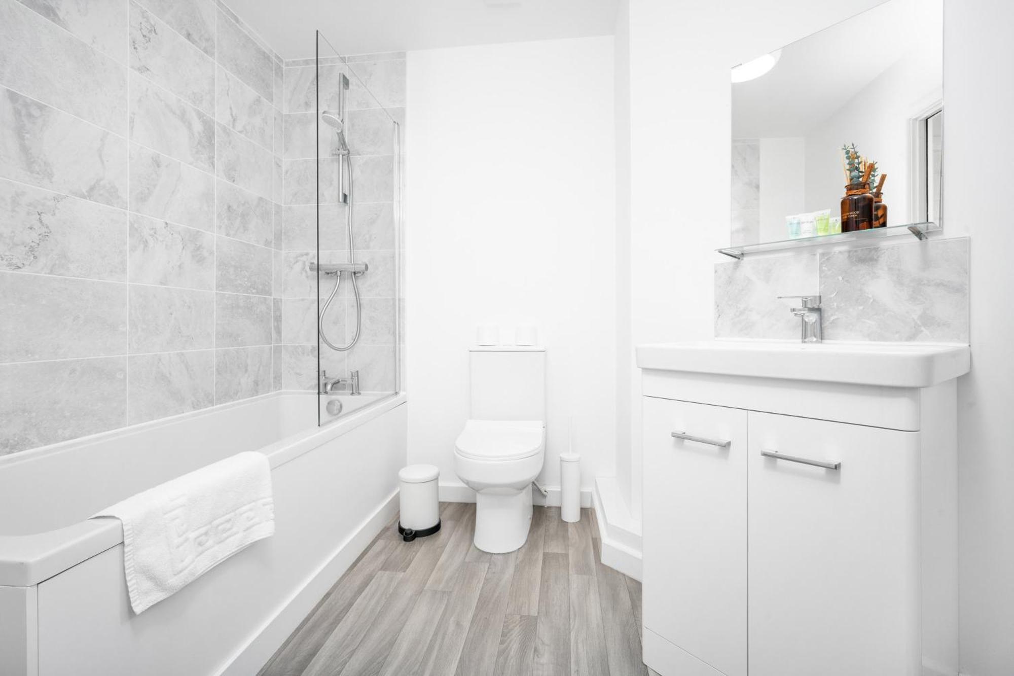 New 2 Bedroom Deluxe Apartment - Parking - Wifi & Netflix - Top Rated - 50C Cradley Heath Dış mekan fotoğraf