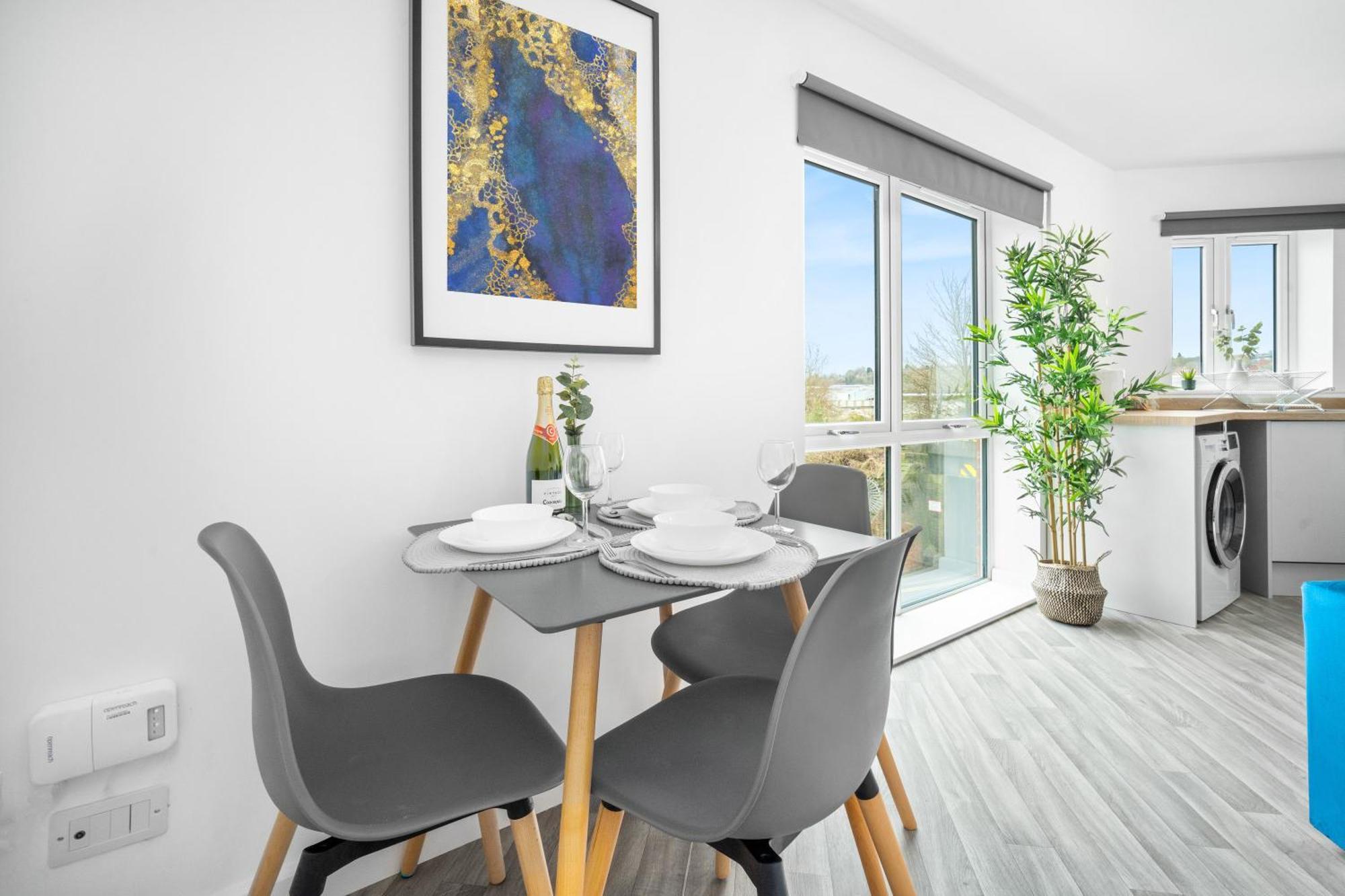 New 2 Bedroom Deluxe Apartment - Parking - Wifi & Netflix - Top Rated - 50C Cradley Heath Dış mekan fotoğraf
