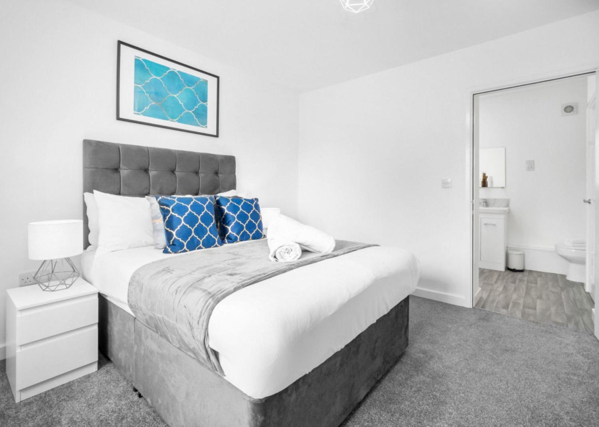 New 2 Bedroom Deluxe Apartment - Parking - Wifi & Netflix - Top Rated - 50C Cradley Heath Dış mekan fotoğraf